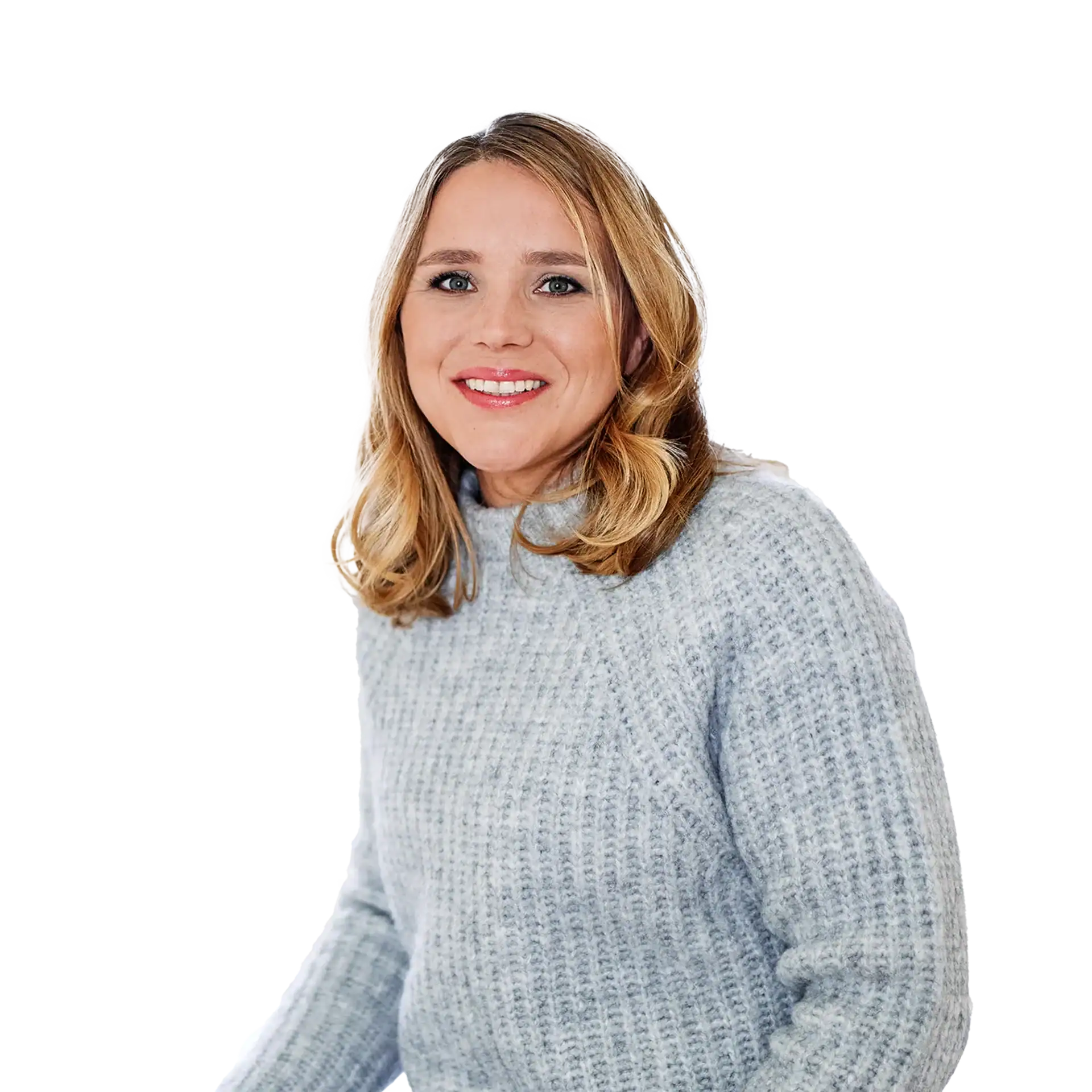 Frau lächelt, sitzt am Schreibtisch, arbeitet an Dokumenten.