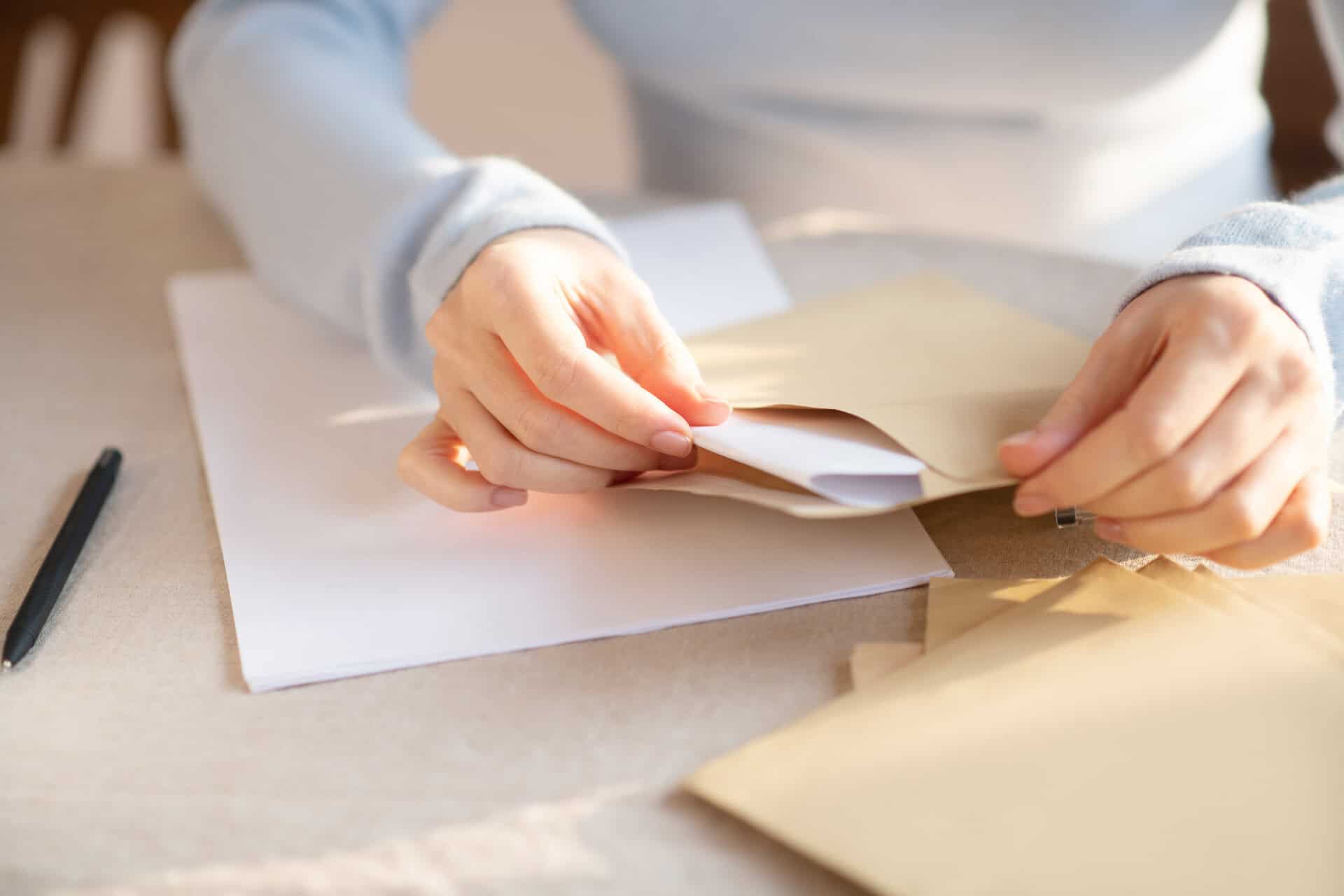 Person überprüft Dokumente und Rechnungen auf Papier.