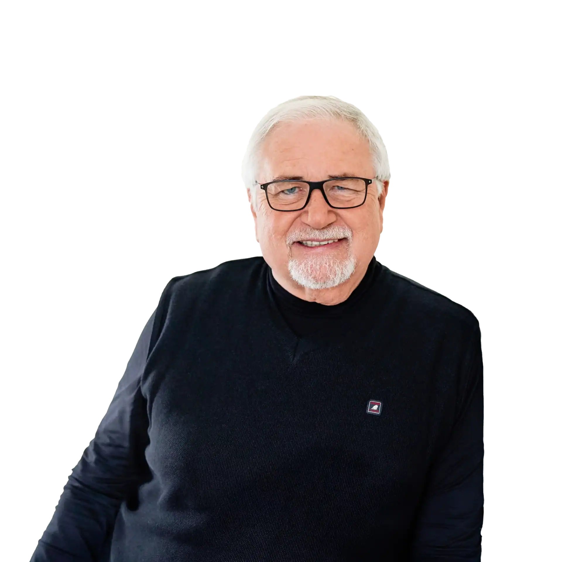 Älterer Mann mit Brille und schwarzem Pullover, lächelnd.