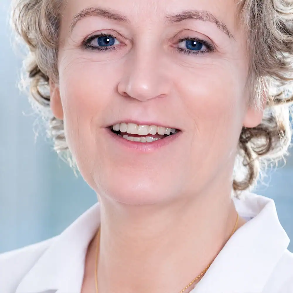 Ärztin mit freundlichem Lächeln, medizinische Beratung, DokFee.