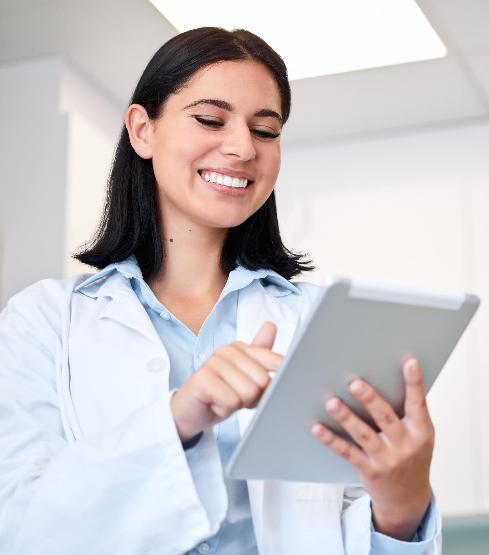 Ärztin nutzt Tablet für medizinische Daten und Dokumentation.